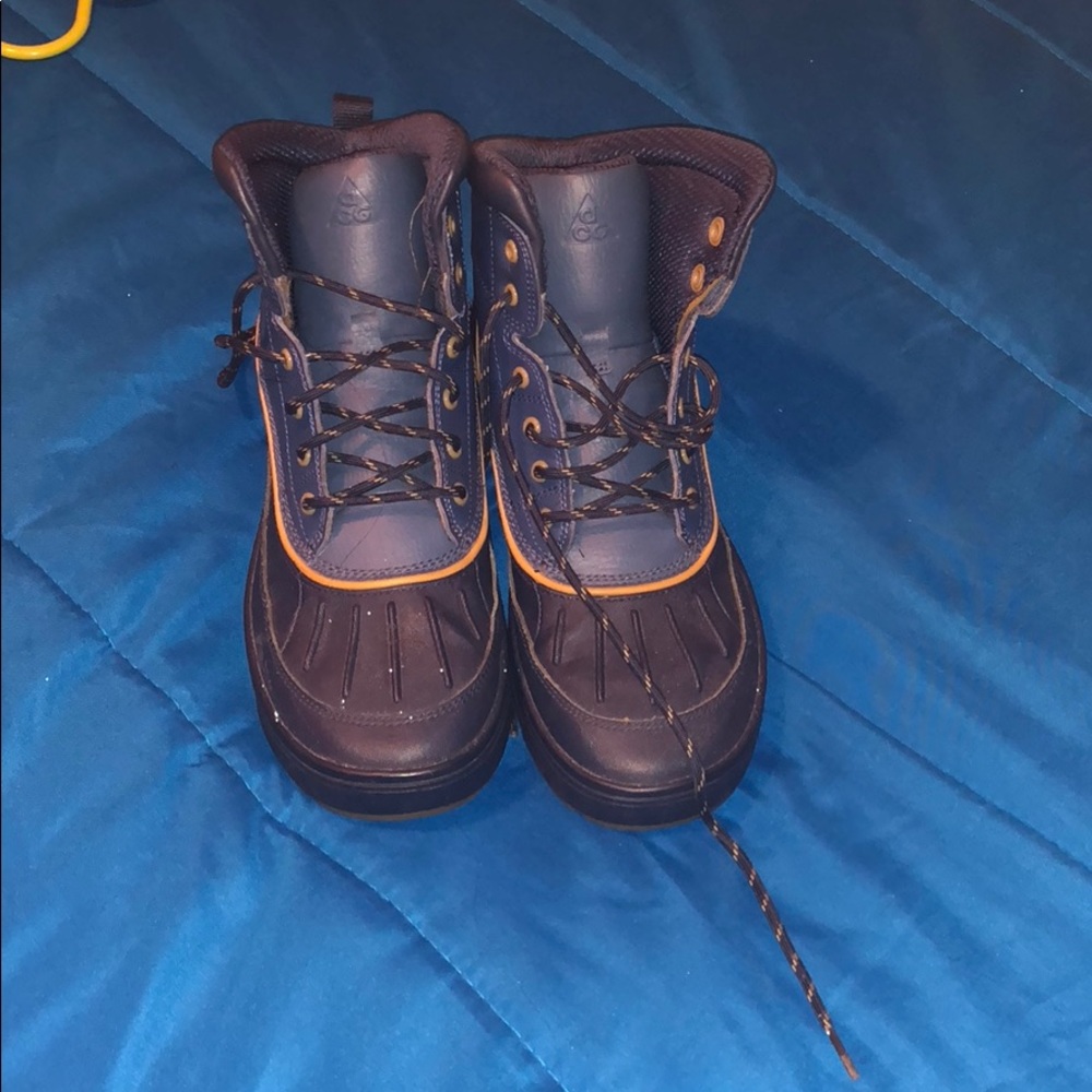 Boys Nike ACG Boots size 7Y